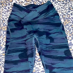 ALPHALETE SURFACE CAMO LEGGINGS